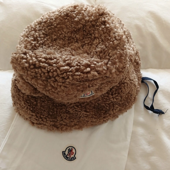 Moncler faux shearjng camel color hat with logo and neck ties - Picture 6 of 9